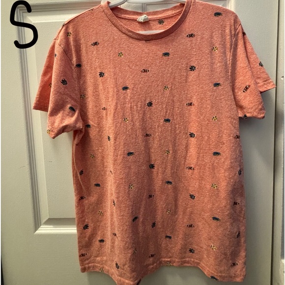 T-shirt with little fish on it, size small - Picture 1 of 2